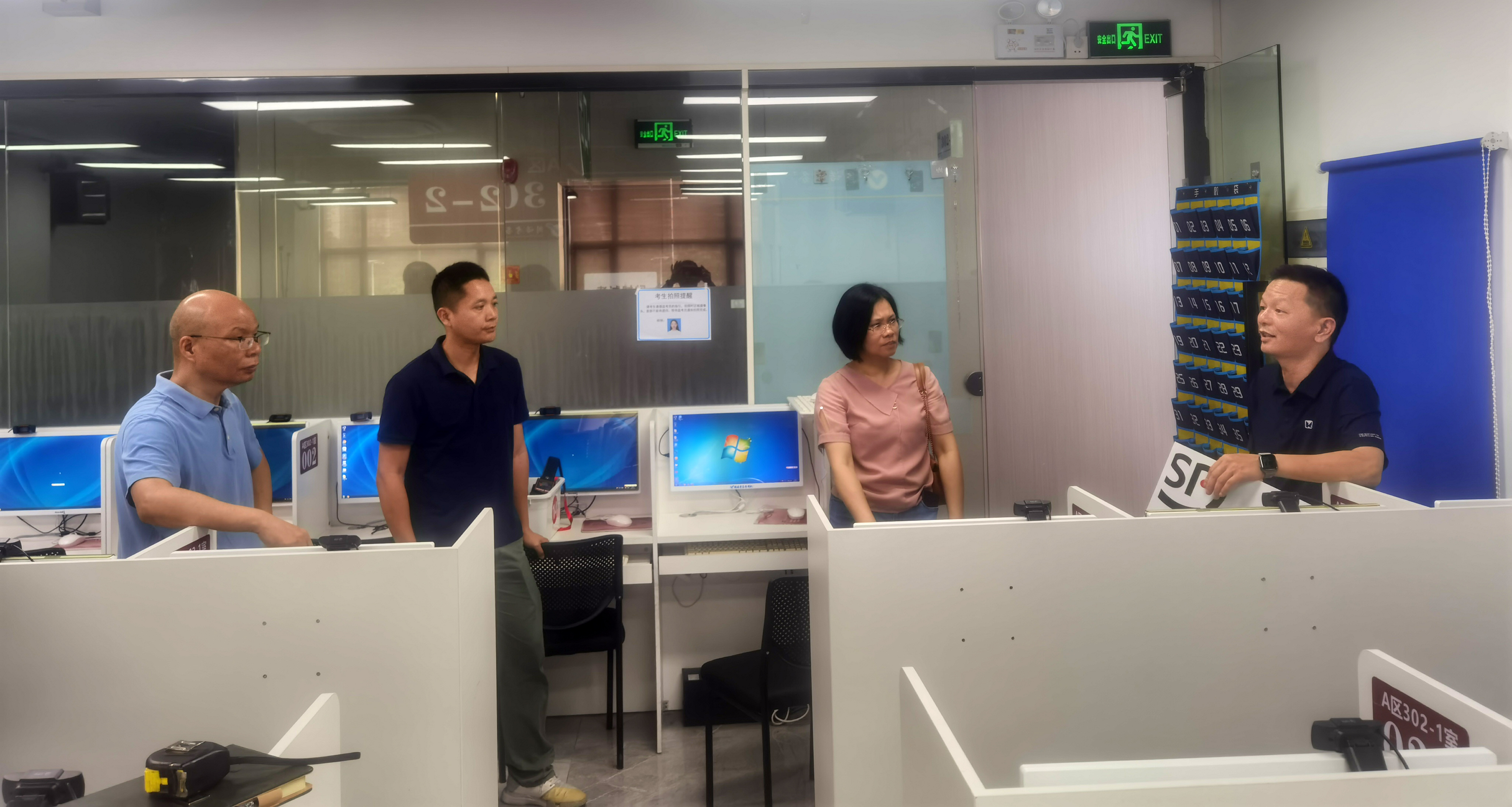 3参观深圳国诺教务中心计算机室.jpg